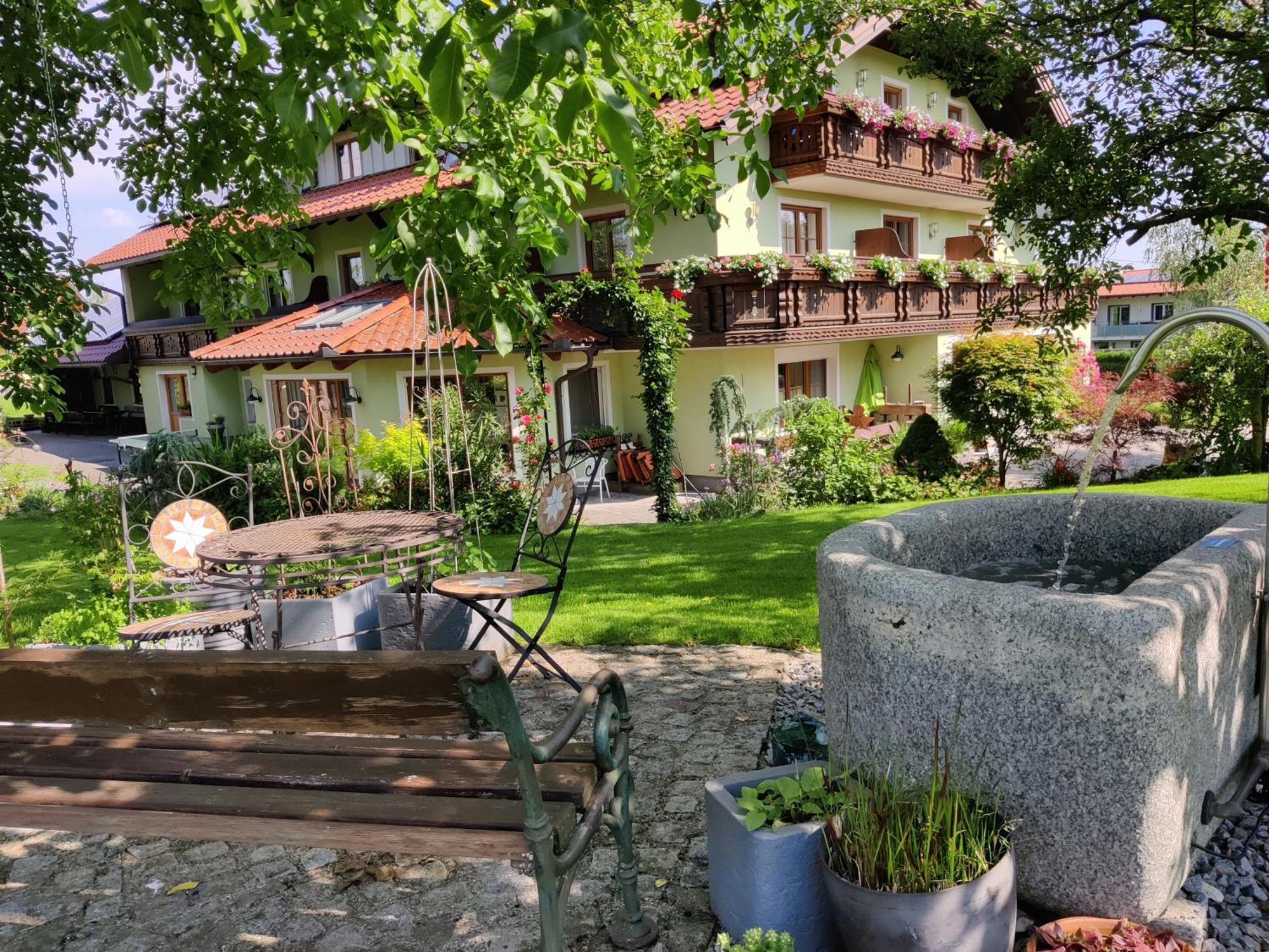 Pension Holzapfel Sankt Georgen im Attergau Luaran gambar